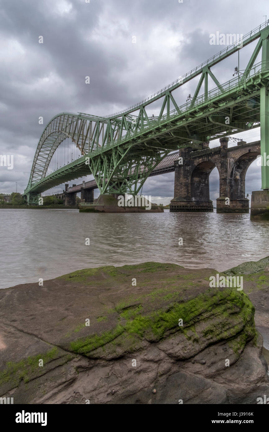 Runcorn Bahn- und Straßenbrücken Stockfoto