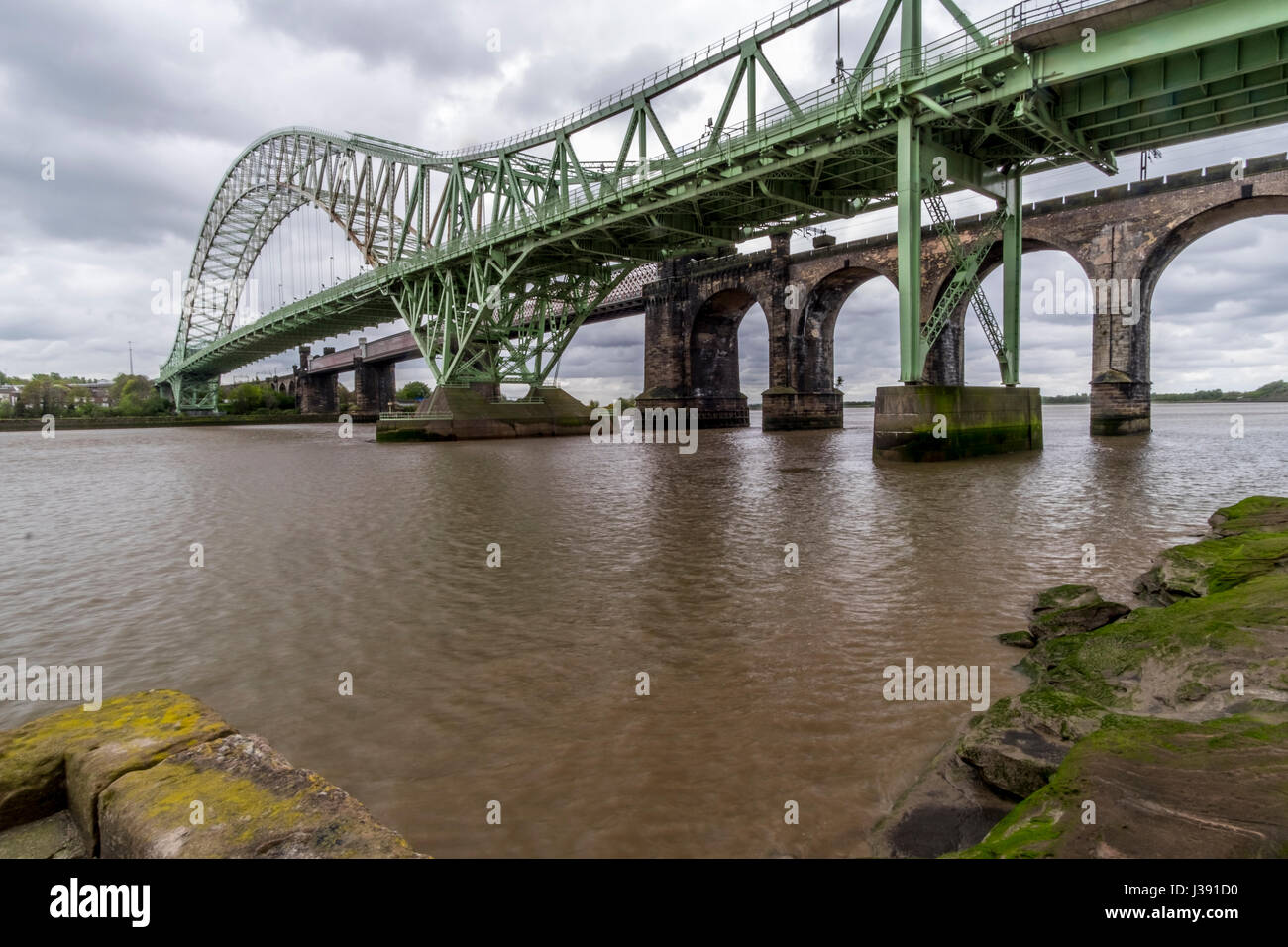 Runcorn Bahn- und Straßenbrücken Stockfoto