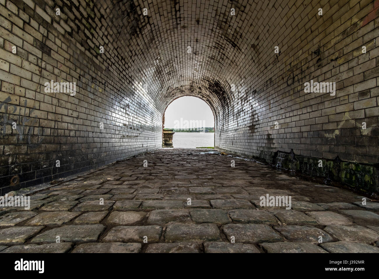 Kleine Tunnel mit dem Licht am Ende Stockfoto