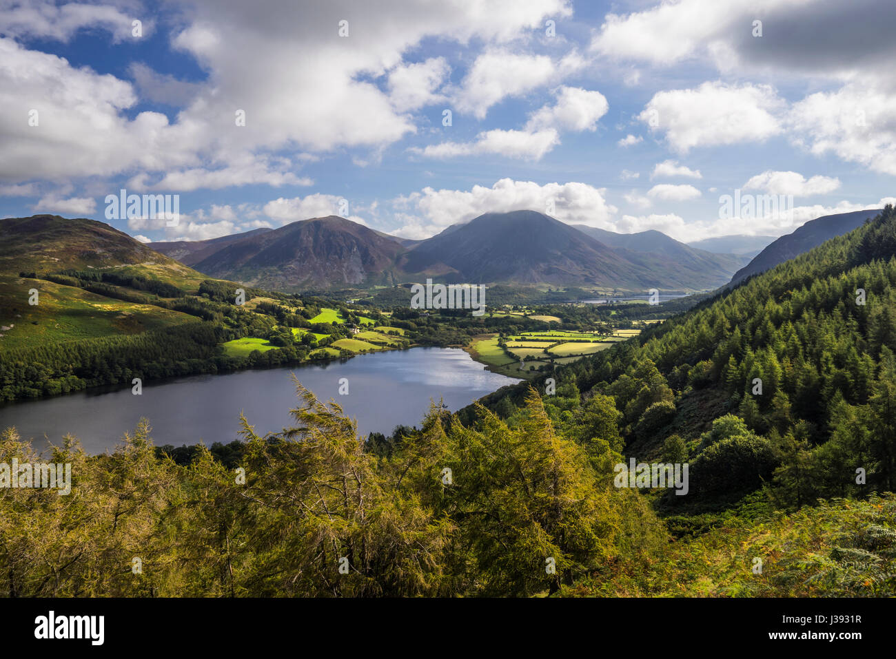 Sehen Sie mit Blick auf Loweswater und die North Western Fells von Burnbank Fell, Lake District, Cumbria, England, UK Stockfoto