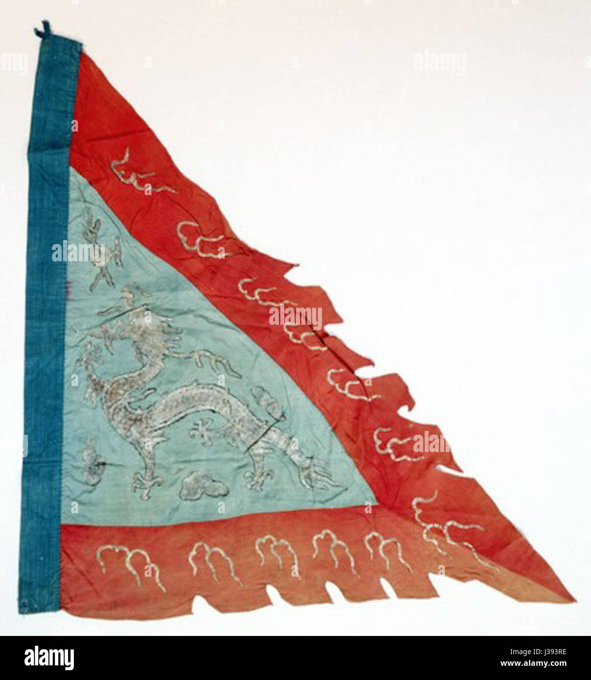 Eine chinesische Dschunke-Flagge, die typischerweise auf traditionellen chinesischen Segelschiffen verwendet wird, repräsentiert die maritime Geschichte und Kultur, insbesondere während der Qing-Dynastie und anderer Zeiten der chinesischen Seefahrt. Stockfoto