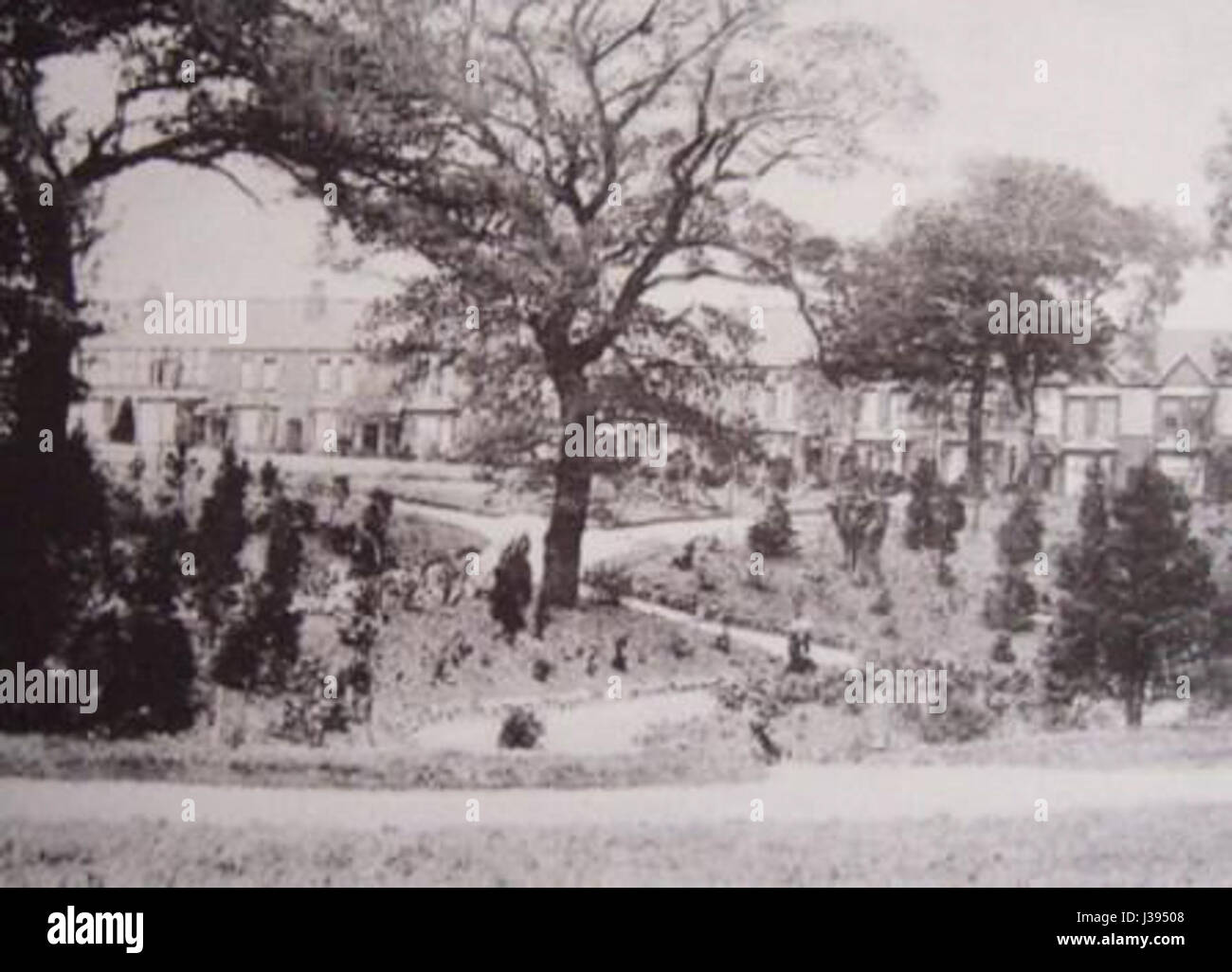 Der Cotteridge New Park ist ein öffentlicher Park in Birmingham, Großbritannien, der Grünflächen für Freizeit- und Freizeitaktivitäten bietet. Der Park ist bekannt für seine offenen Bereiche, Spielplätze und Gemeindeveranstaltungen, die als lokaler Treffpunkt für die Bewohner dienen. Stockfoto