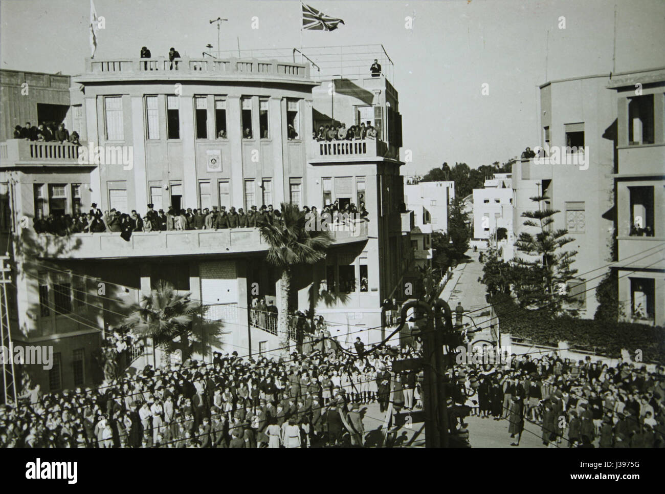 Ein historisches Foto einer Demonstration in Tel Aviv während des Zweiten Weltkriegs, die sich für die Rekrutierung der britischen Armee einsetzte. Dieses Bild zeigt die soziale Dynamik und das Kriegsgefühl in der Region während des Konflikts. Stockfoto