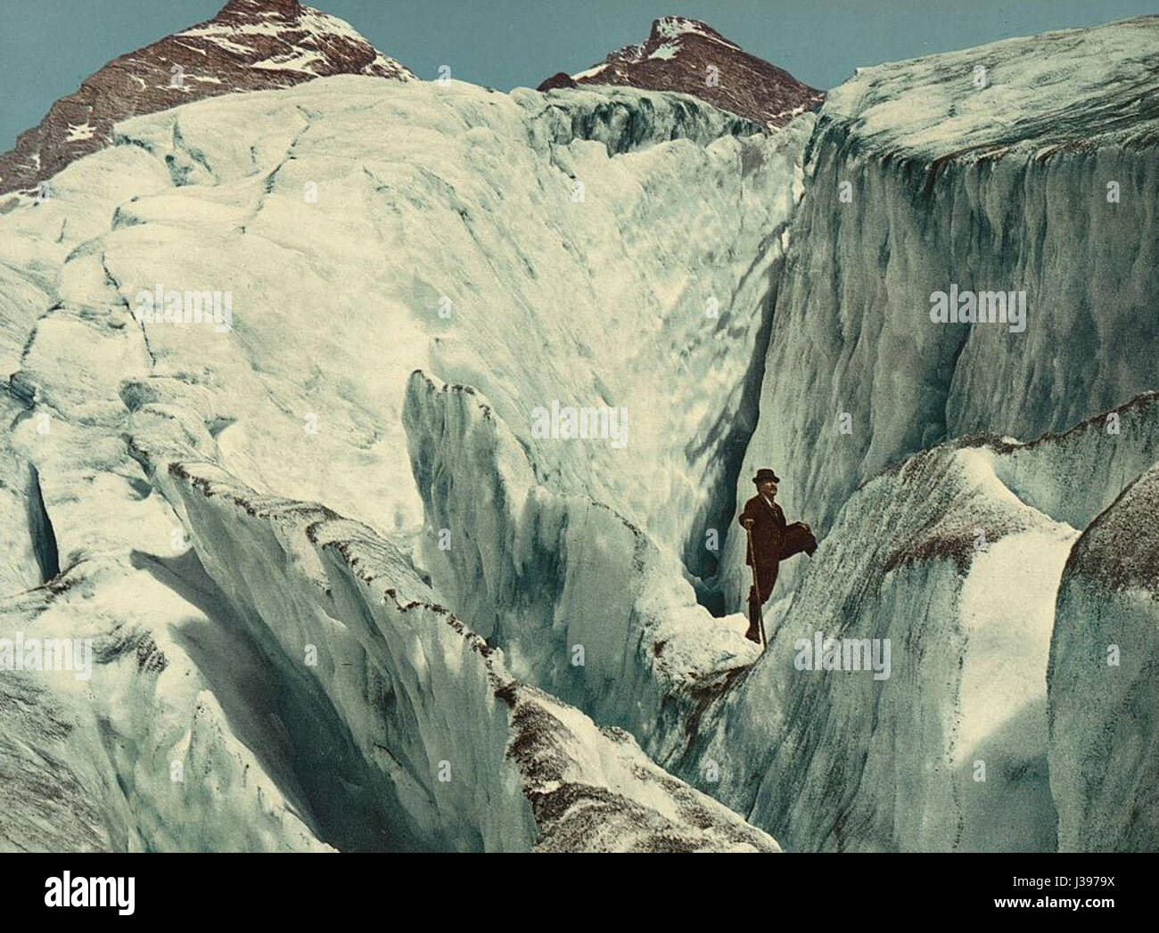 Der Gletscher Illecillewaet befindet sich in British Columbia, Kanada. Es ist ein beeindruckendes natürliches Merkmal des Gletschers, das durch den Druck und die Bewegung des Eises gebildet wird und einen Einblick in die glaziale Dynamik und das kalte Klima der Region bietet. Stockfoto