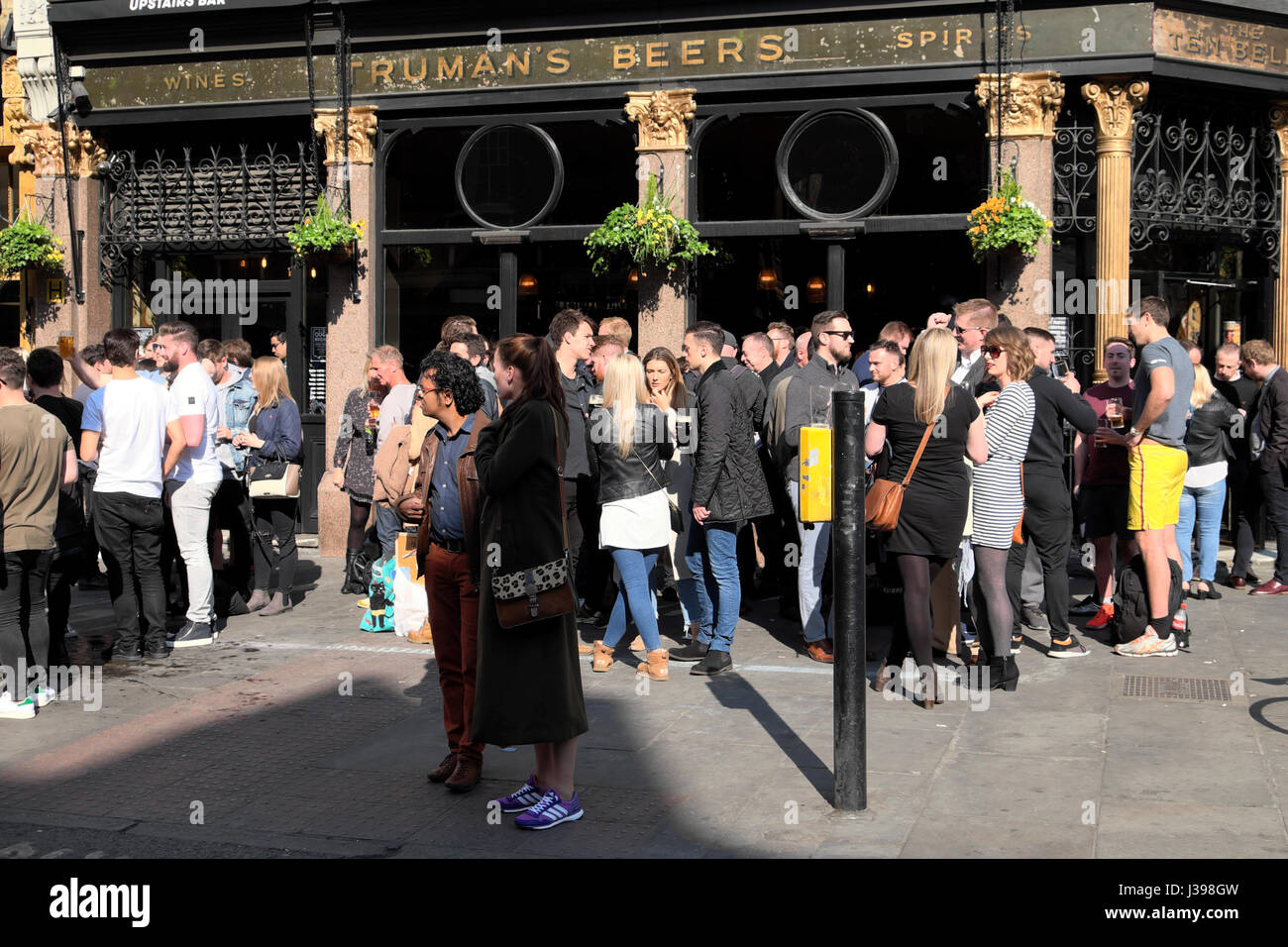 Ein Blick auf Menschen außerhalb der zehn Glocken Pub auf Commercial Street in Spitalfields East London E1 UK KATHY DEWITT Stockfoto