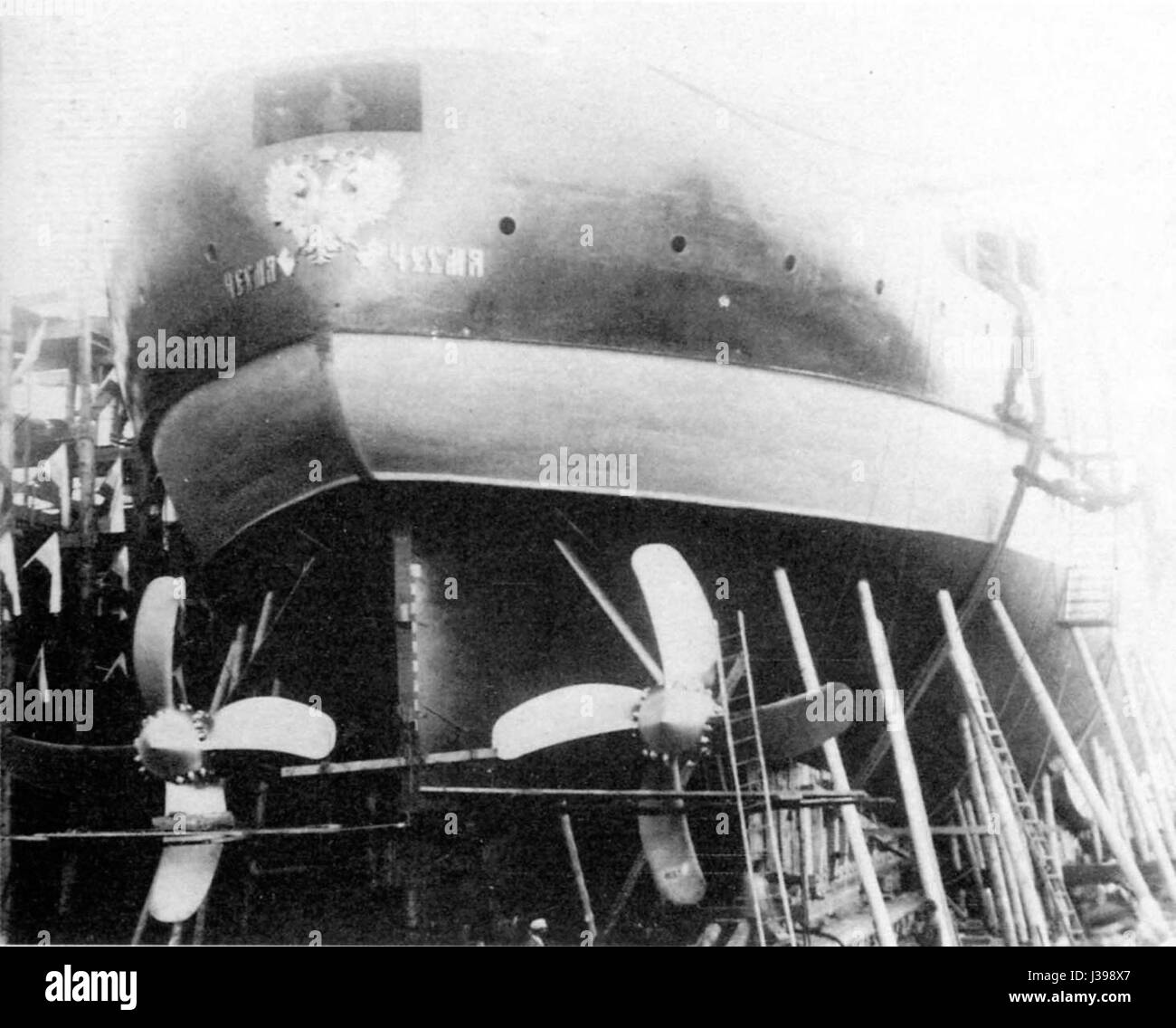 Die Schlacht von Chesma, die 1770 ausgetragen wurde, ist oft mit dem größeren Kontext des Russisch-Türkischen Krieges verbunden. Sewastopol, ein bedeutender Marinestützpunkt auf der Krim, war von zentraler Bedeutung für die Militärgeschichte. Dieses Dokument oder die Darstellung aus dem Jahr 1886 erinnert wahrscheinlich an ein historisches Marineereignis. Stockfoto Die Schlacht von Chesma, die 1770 ausgetragen wurde, ist oft mit dem größeren Kontext des Russisch-Türkischen Krieges verbunden. Sewastopol, ein bedeutender Marinestützpunkt auf der Krim, war von zentraler Bedeutung für die Militärgeschichte. Dieses Dokument oder die Darstellung aus dem Jahr 1886 erinnert wahrscheinlich an ein historisches Marineereignis. Stockfoto