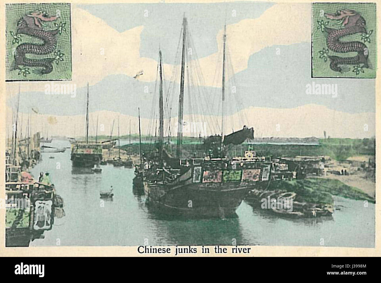 Ein Foto aus dem Jahr 1909, das chinesische Dschunke zeigt, traditionelle hölzerne Segelschiffe, die auf einem Fluss navigieren. Diese Boote waren ein wichtiger Teil der maritimen Kultur in China und repräsentierten historischen Handel, Transport und das kulturelle Erbe der Region. Stockfoto