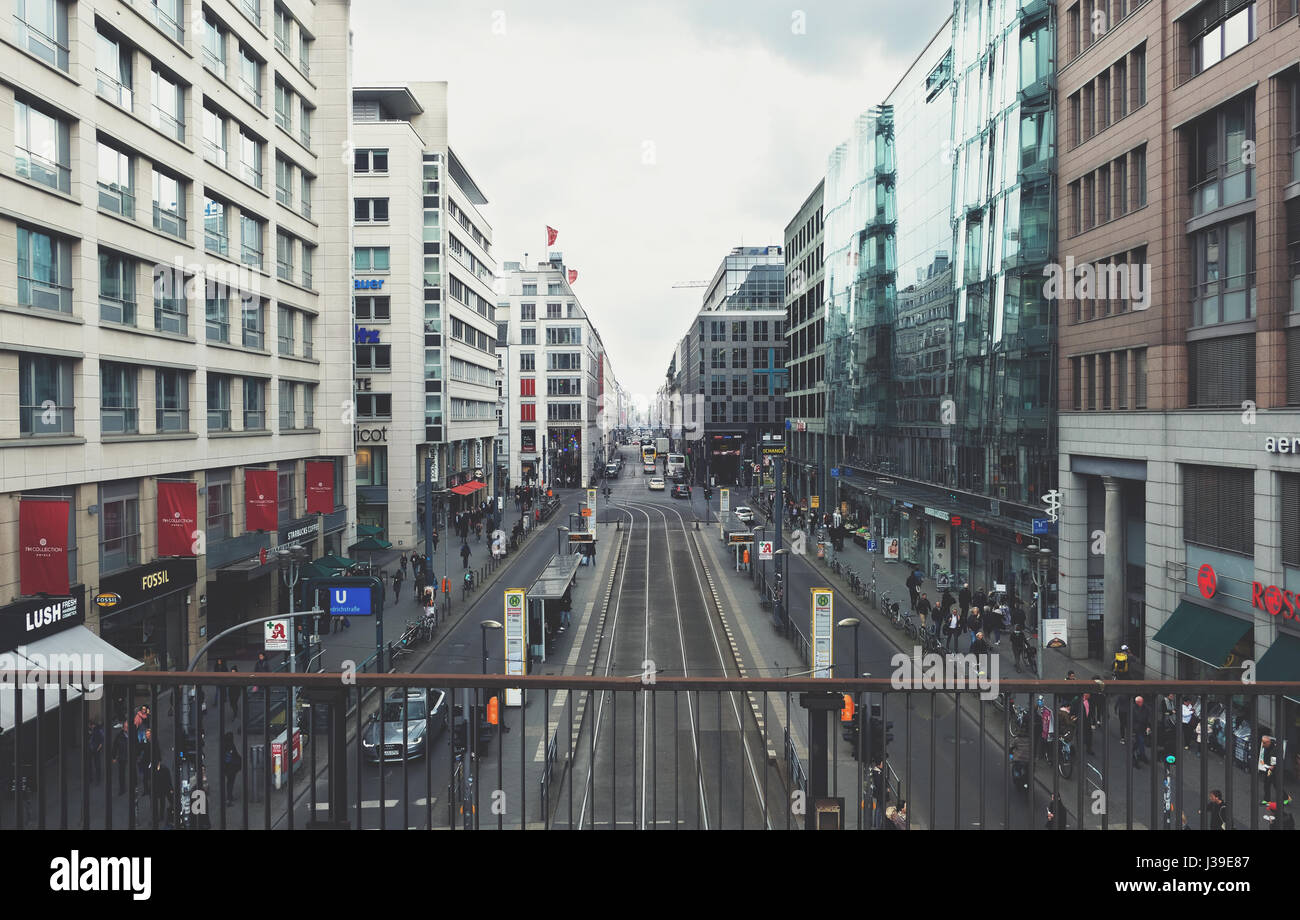 Blick über Friedrichstraße, einer bekannten Einkaufsstraße in Berlin, Deutschland. Stockfoto