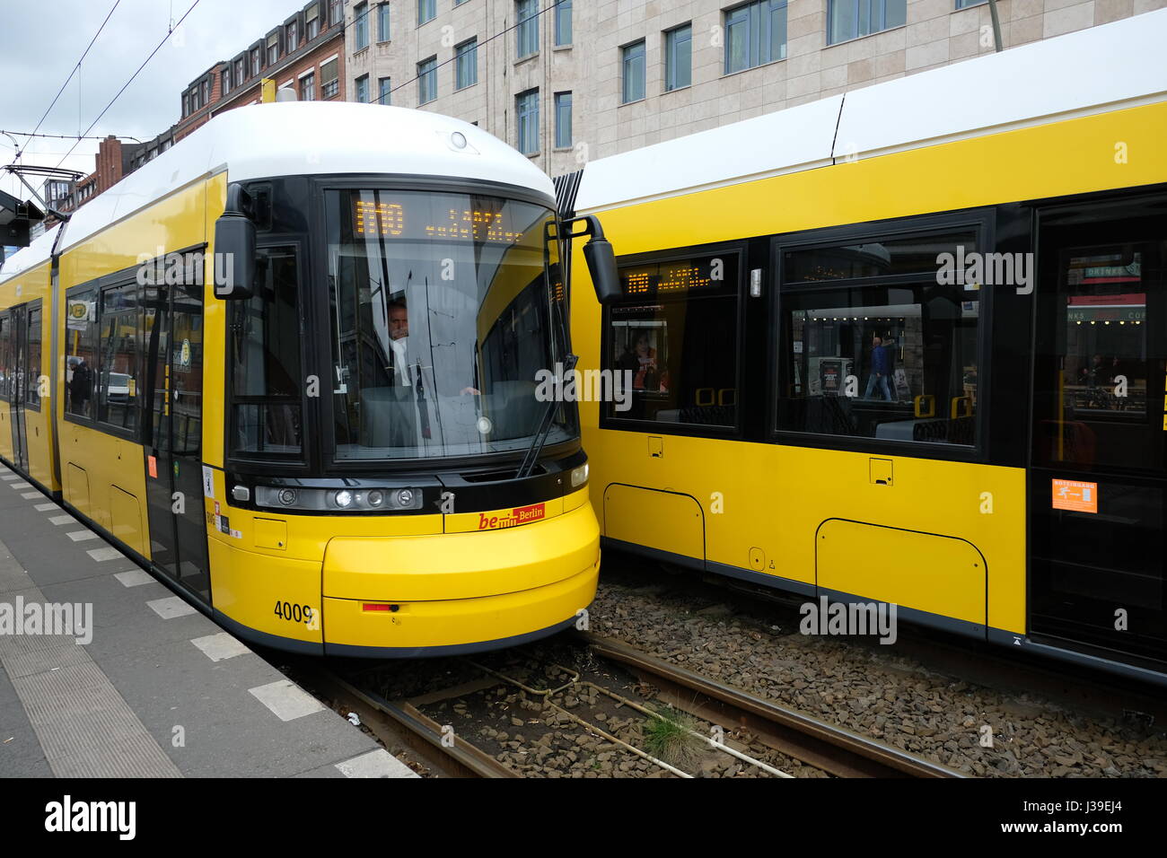 BVG-Straßenbahn-Züge an Warschauerstr. in Berlin Stockfoto