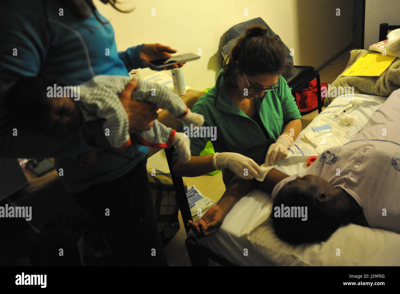 Reportage über freiwillige mit den französischen Nächstenliebe, Gynäkologen ohne Grenzen, die in Flüchtlingslagern in der Nähe von Calais im Norden Frankreichs zu arbeiten. Platzierung von einem empfängnisverhütenden Implantat. Stockfoto