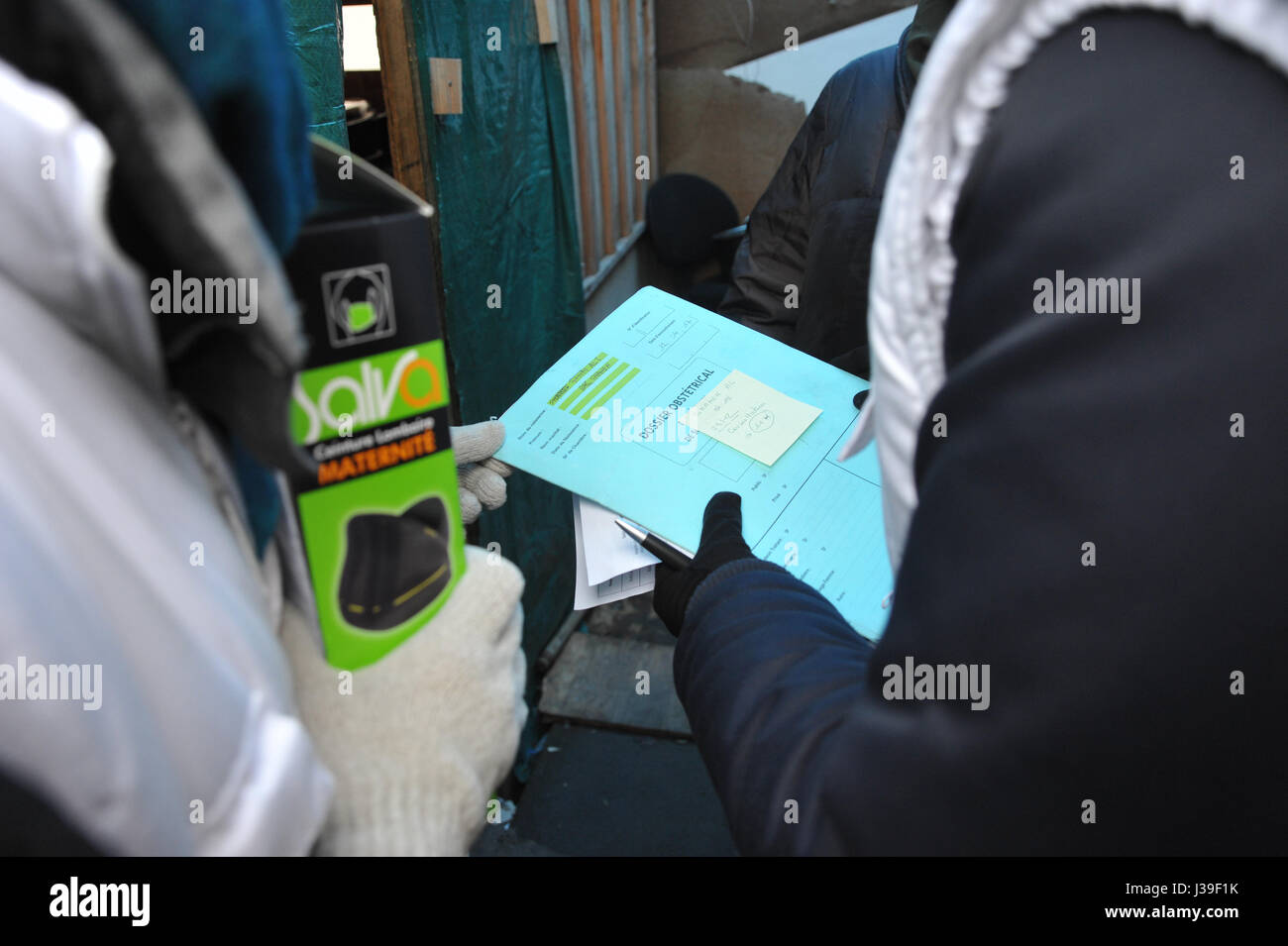 Reportage über freiwillige mit den französischen Nächstenliebe, Gynäkologen ohne Grenzen, die in Flüchtlingslagern in der Nähe von Calais im Norden Frankreichs zu arbeiten. Geburtshilfe-Datei. Stockfoto