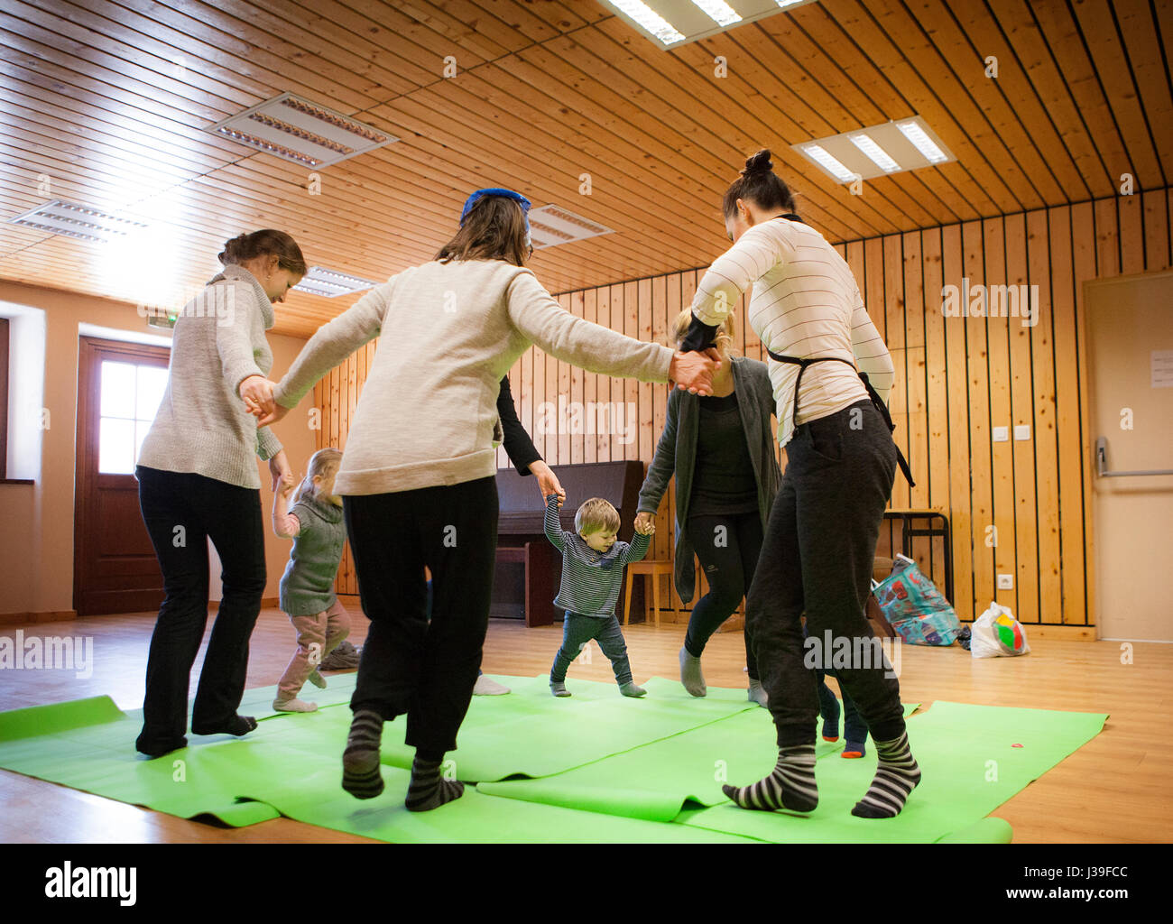 MUTTER UND KIND ÜBEN YOGA Stockfoto