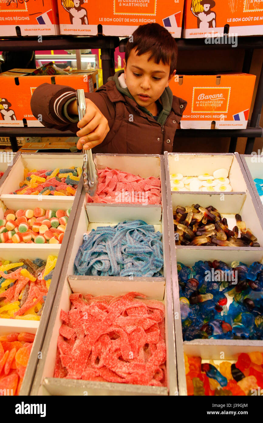 10-jähriger Junge Süßigkeiten zu kaufen. Stockfoto