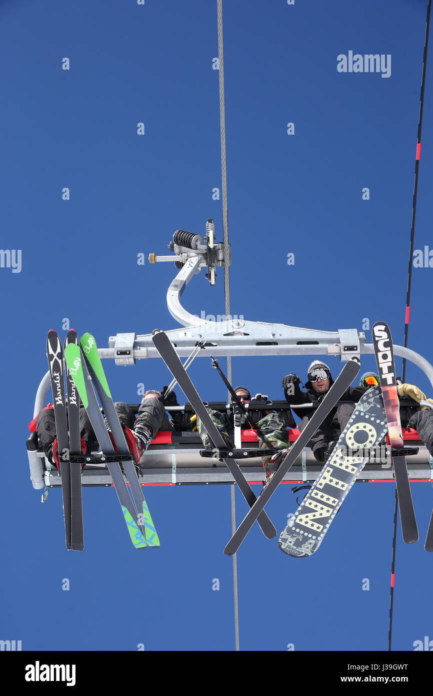 Französische Alpen. Skilift von unten gesehen. Stockfoto