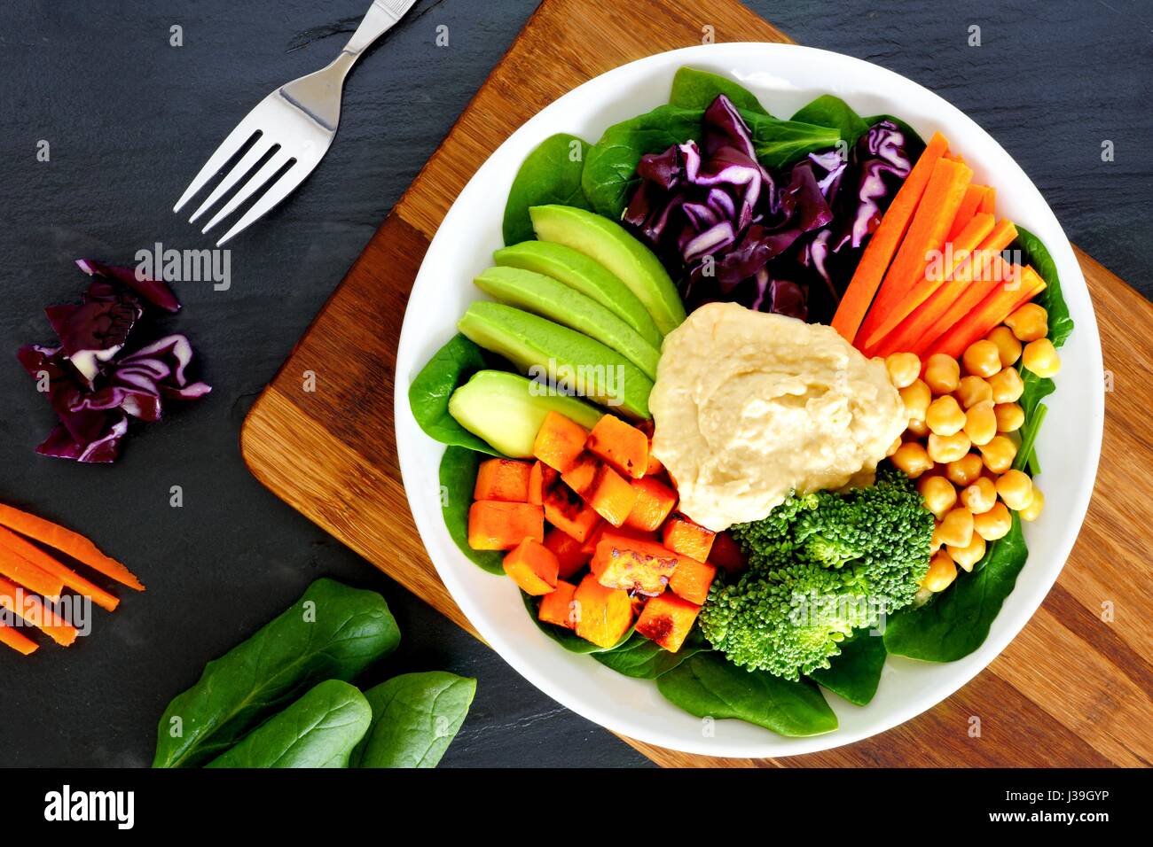 Gesundes Mittagessen Schüssel mit Super-Lebensmittel und frisches Gemüse, obenliegende Szene auf Schiefer Stockfoto