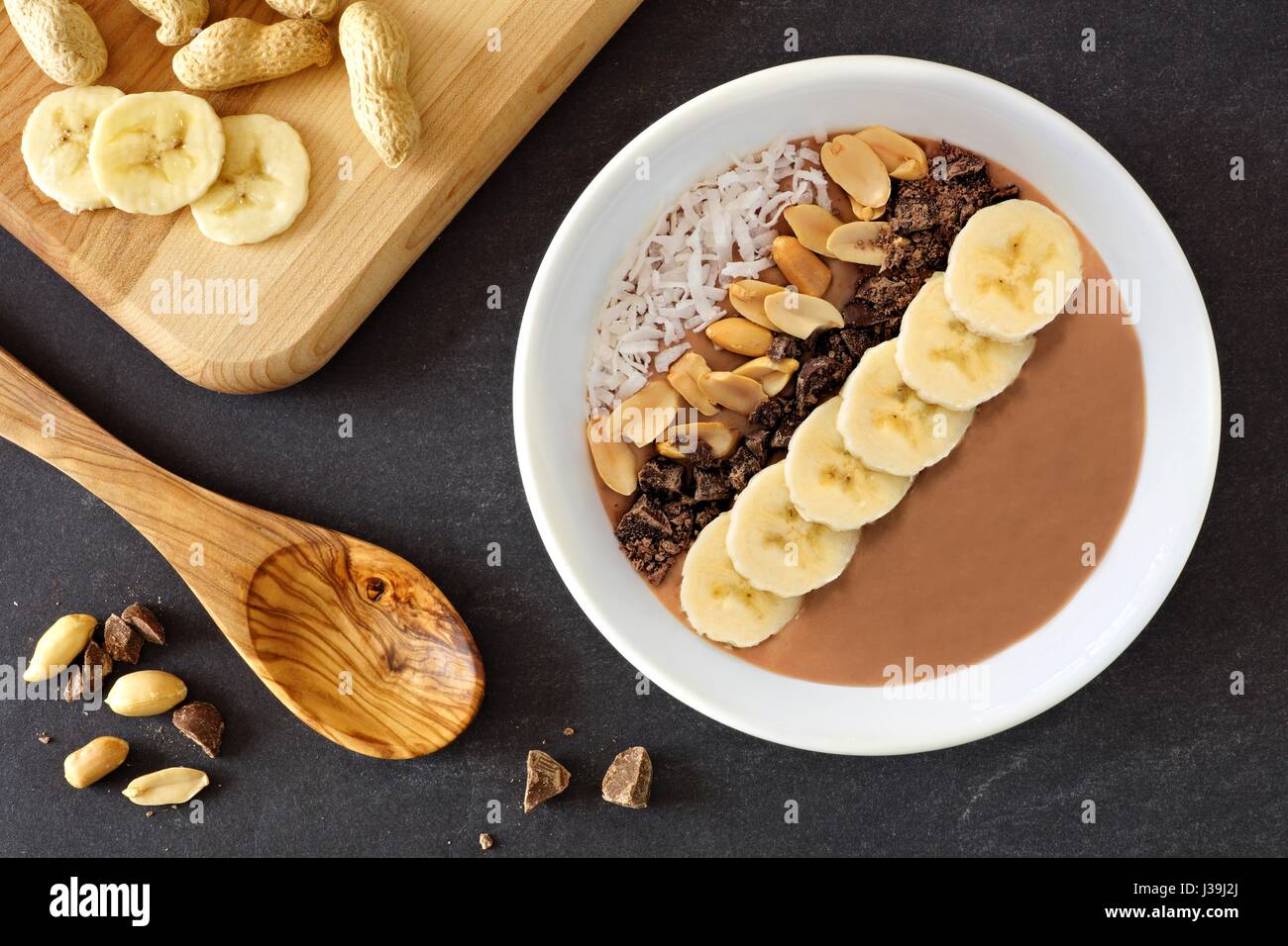 Schokolade-Erdnussbutter Banane Smoothie Schüssel nach unten Szene auf Schiefer Hintergrund Stockfoto