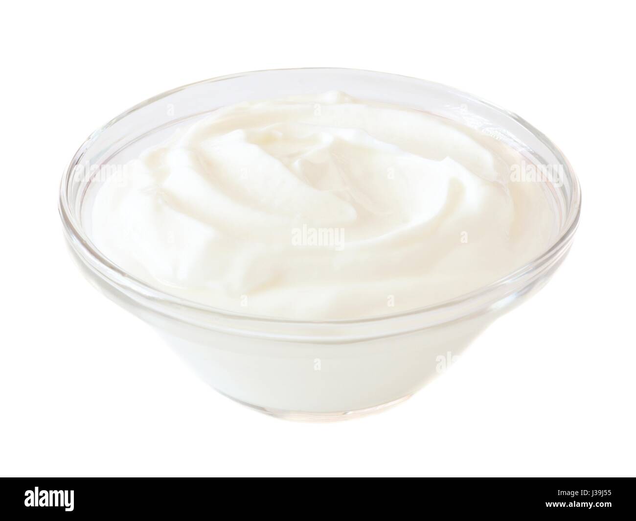 Griechischer Joghurt in einer durchsichtigen Schüssel isoliert auf weißem Hintergrund Stockfoto