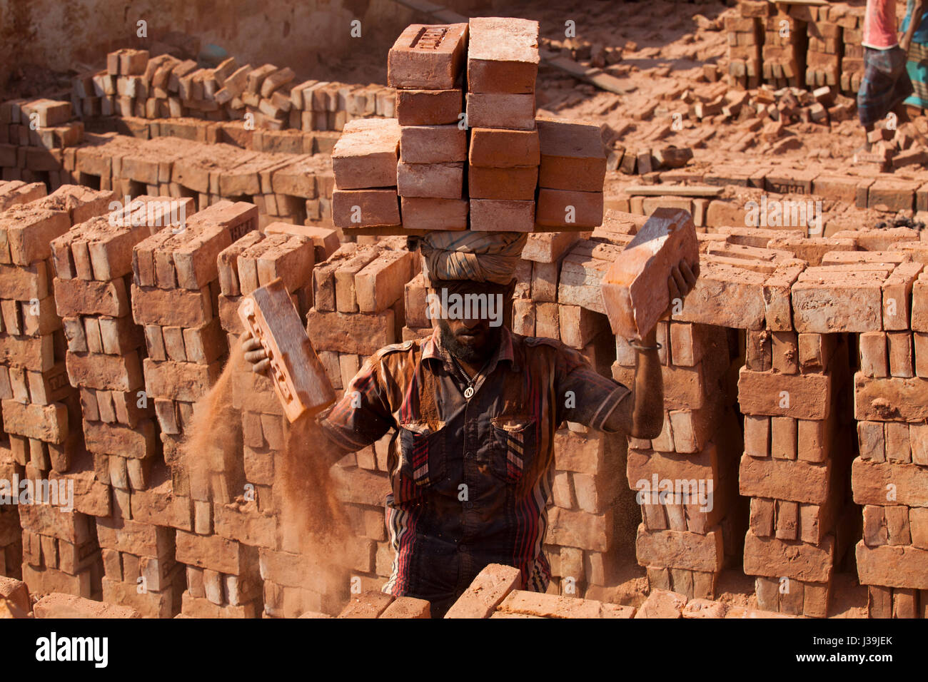 Ein Arbeiter arbeitet an der Ziegelei Amin Bazar. Dhaka, Bangladesch. Stockfoto