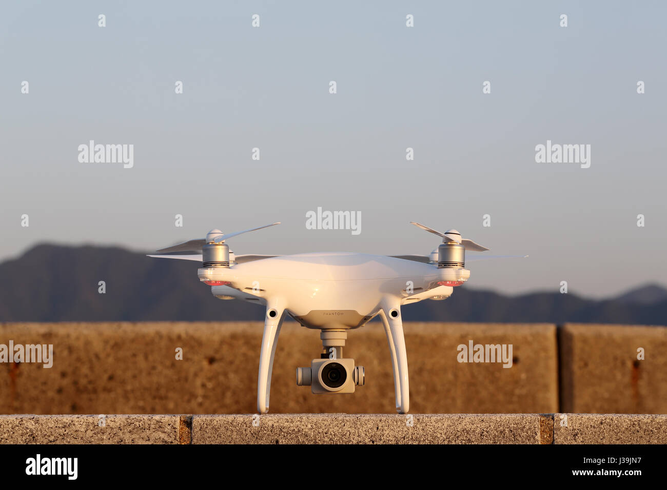 Drohne vor dem Flug auf Beton Ziegel Stockfoto