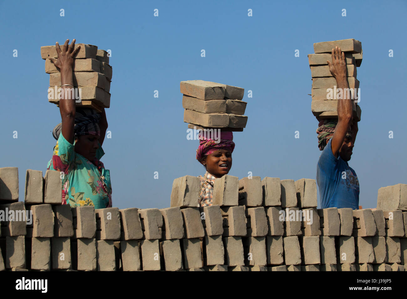 Arbeiter arbeiten Ziegelei Amin Bazar. Dhaka, Bangladesch. Stockfoto