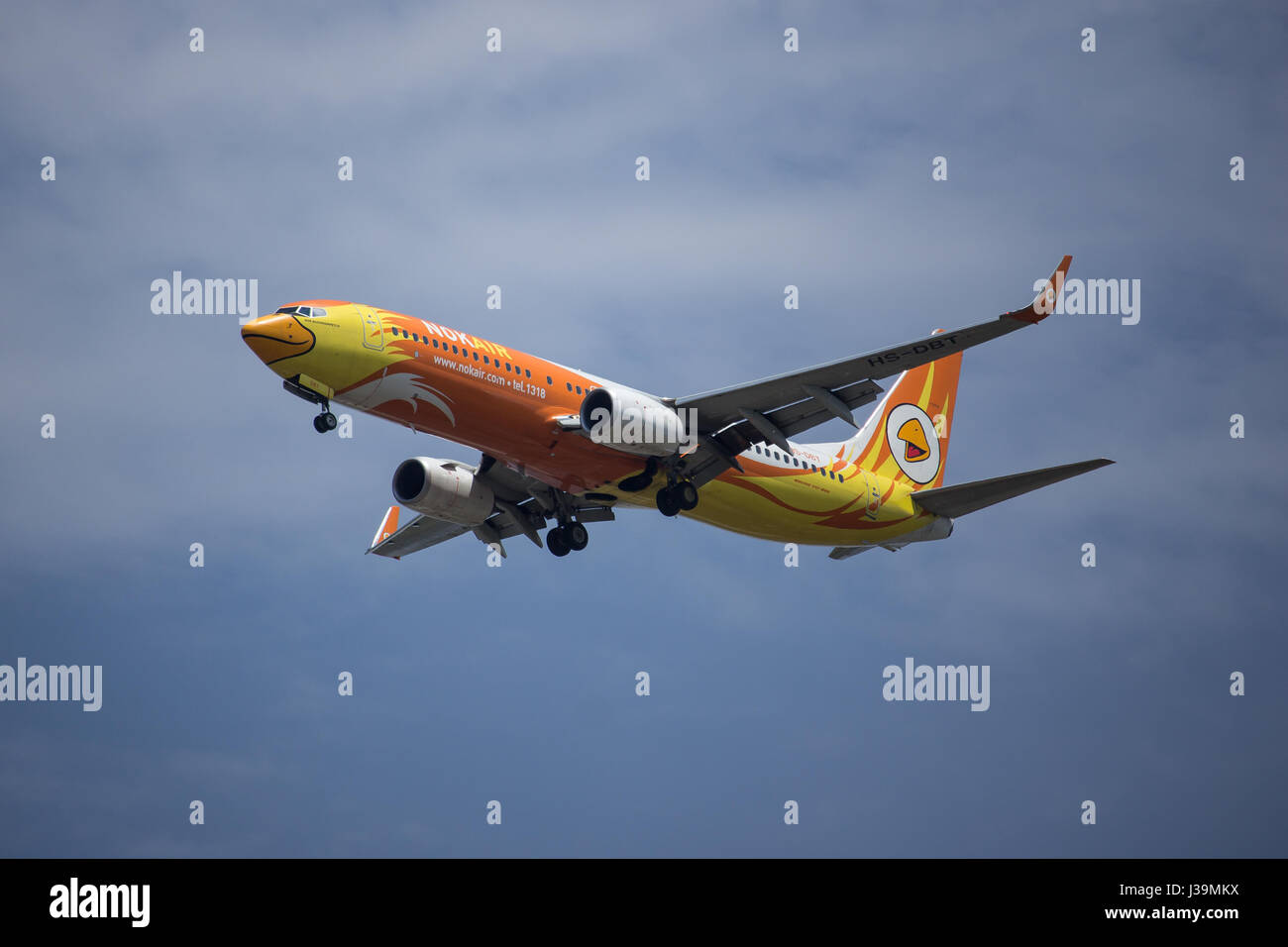 CHIANG MAI, THAILAND-29. April 2017: HS-DBT Boeing 737-800 von man. Landung in Chiangmai Flughafen von Bangkok. Stockfoto