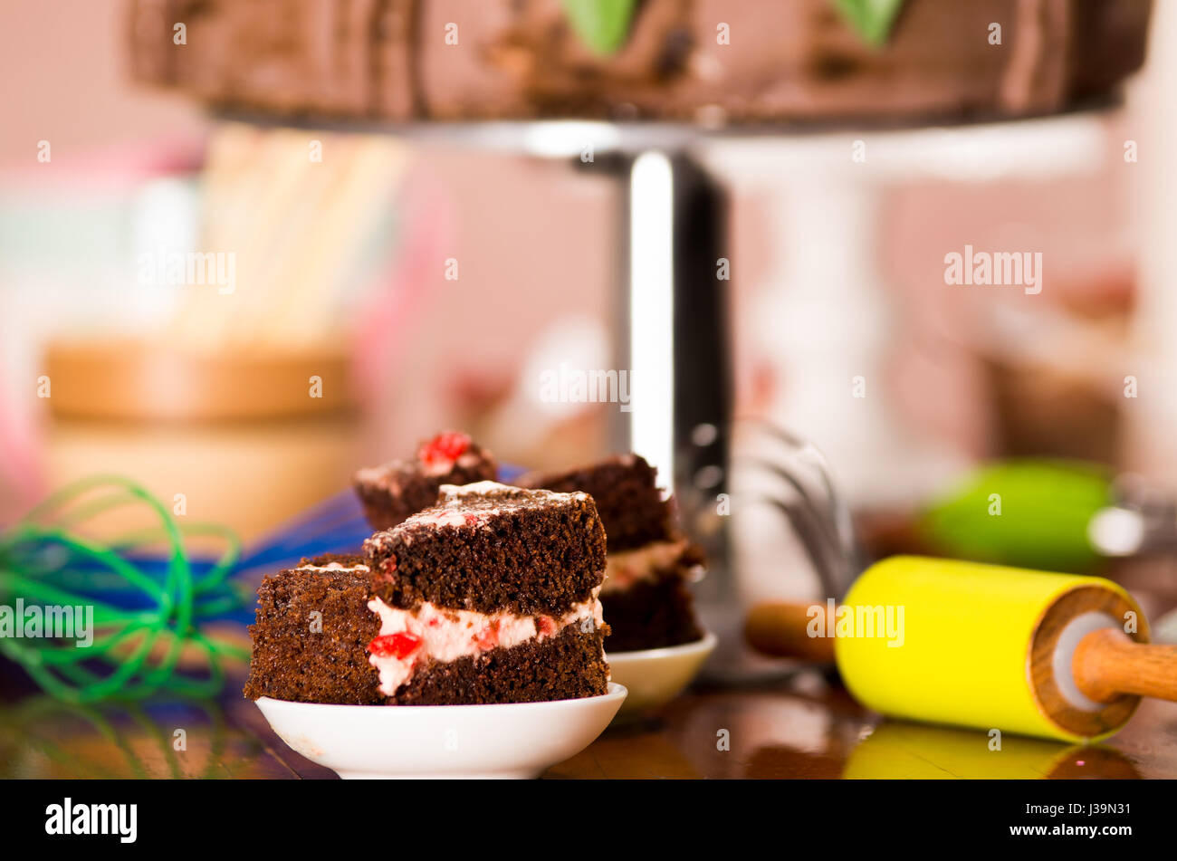 Köstlicher Schokoladenkuchen Stücke mit Sahne füllen, sitzen auf kleinen Tellern, Gebäck-Konzept Stockfoto