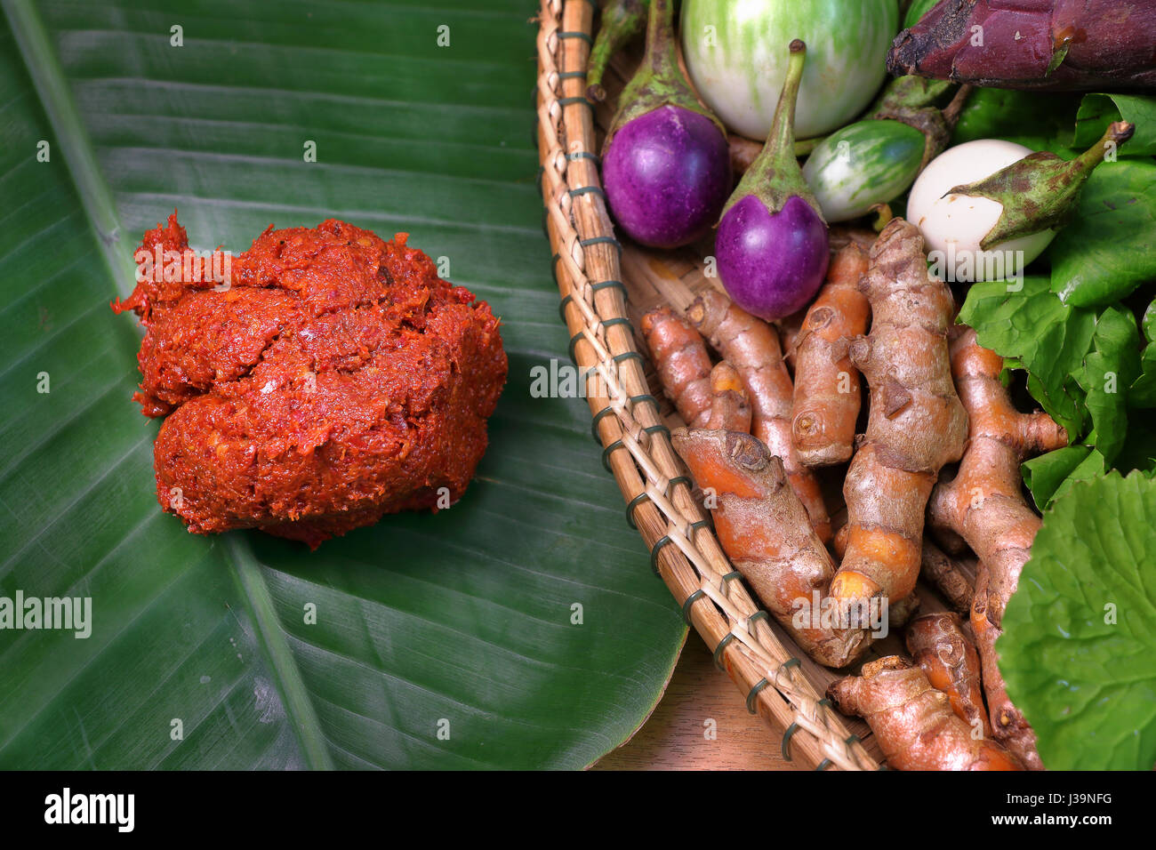 rote Currypaste auf Bananenblatt mit Gemüse in den Korb, traditionelle ...
