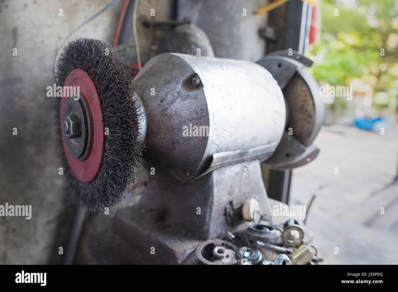 Kreisförmige Draht Bürste Schleifmaschine. Stahl-Schleifer in Garage  Stockfotografie - Alamy