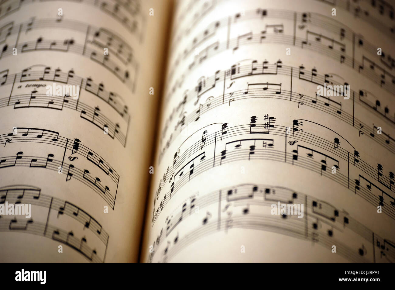 Offenes Buch mit Musik Stockfoto