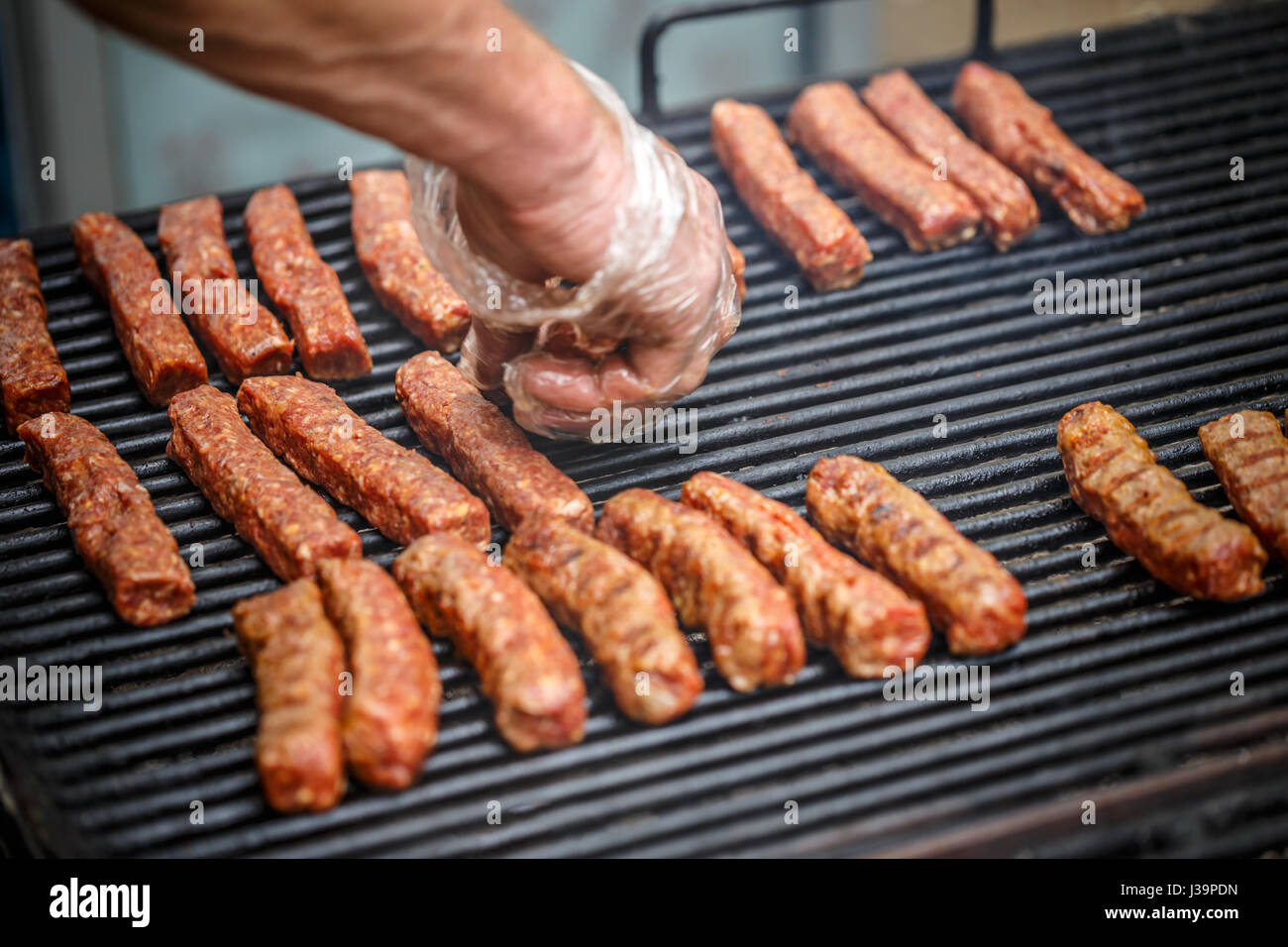 Traditionelle rumänische Grill mit gehacktem Schweinefleisch rollt (Mici oder Mititei) Stockfoto