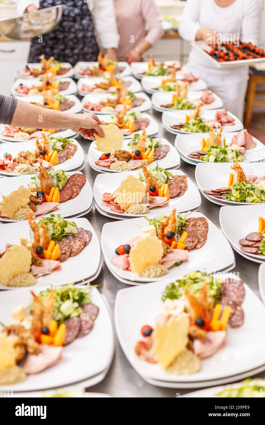 Konzept mit Koch zubereiten, Event Party Vorspeise Teller dienen Stockfoto