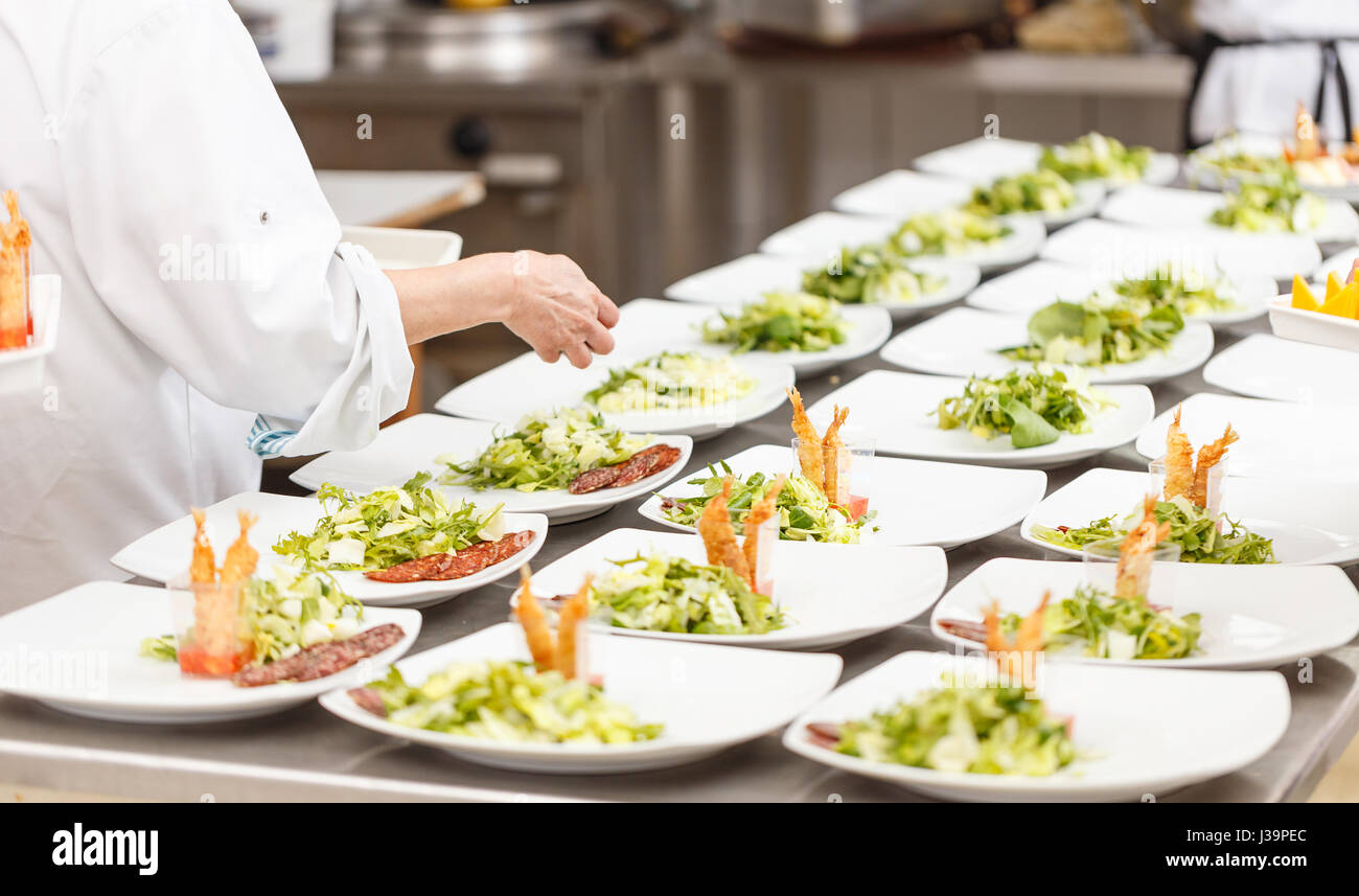 Viele der Vorspeise Teller in der Großküche vorbereitet Stockfoto