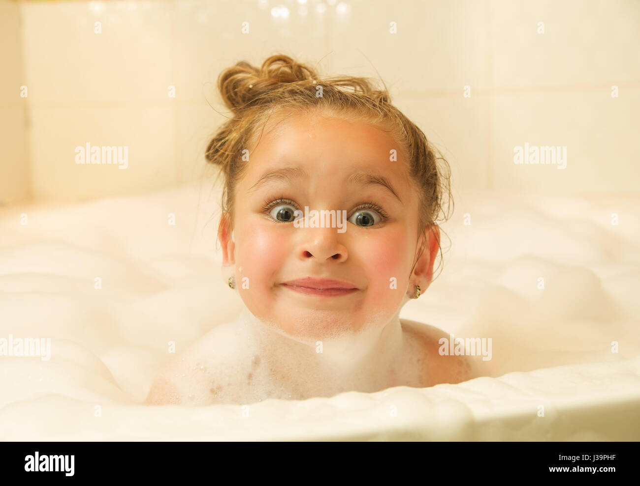 Schöne Mädchen Posiert In Einer Badewanne Mit Wasser Und Schaum In Der Badewanne Machen Lustige