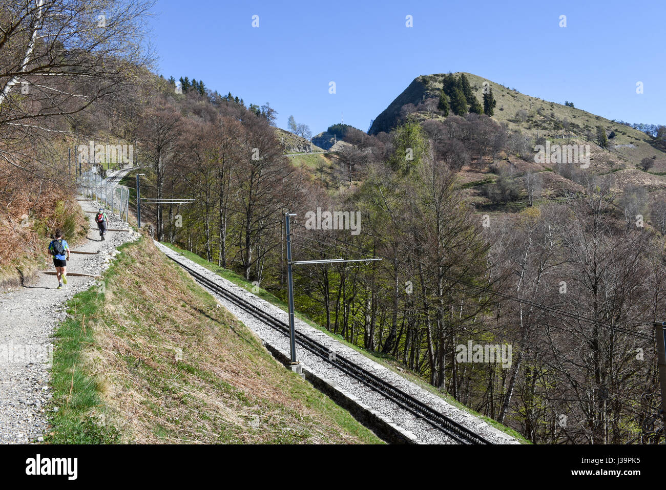 Monte Generoso, Schweiz - 8. April 2017: Menschen, die den Klettersteig für Monte Generoso auf die Schweizer Alpen Stockfoto