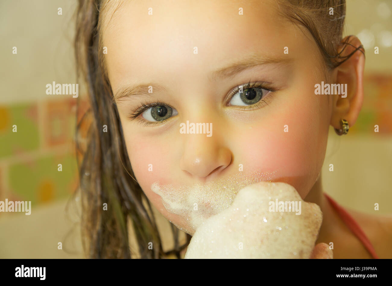Kind Schnarcht Und Hat Schaum Vorm Mund www.alamy.de
