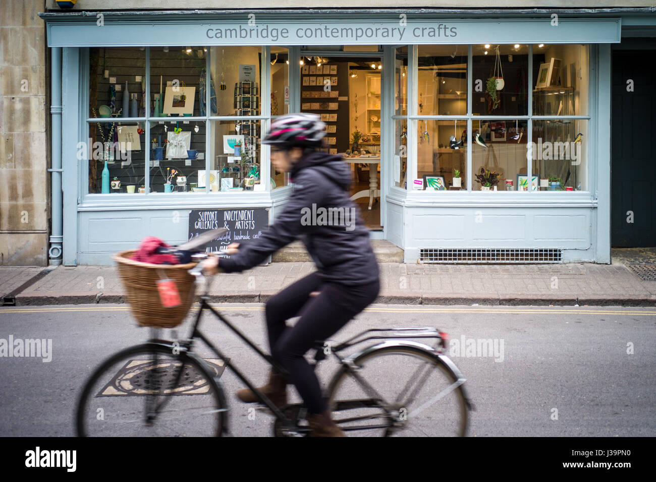 Ein Radfahrer fährt Teil der Cambridge zeitgenössisches Kunsthandwerk Galerie im historischen Zentrum von Cambridge UK Stockfoto