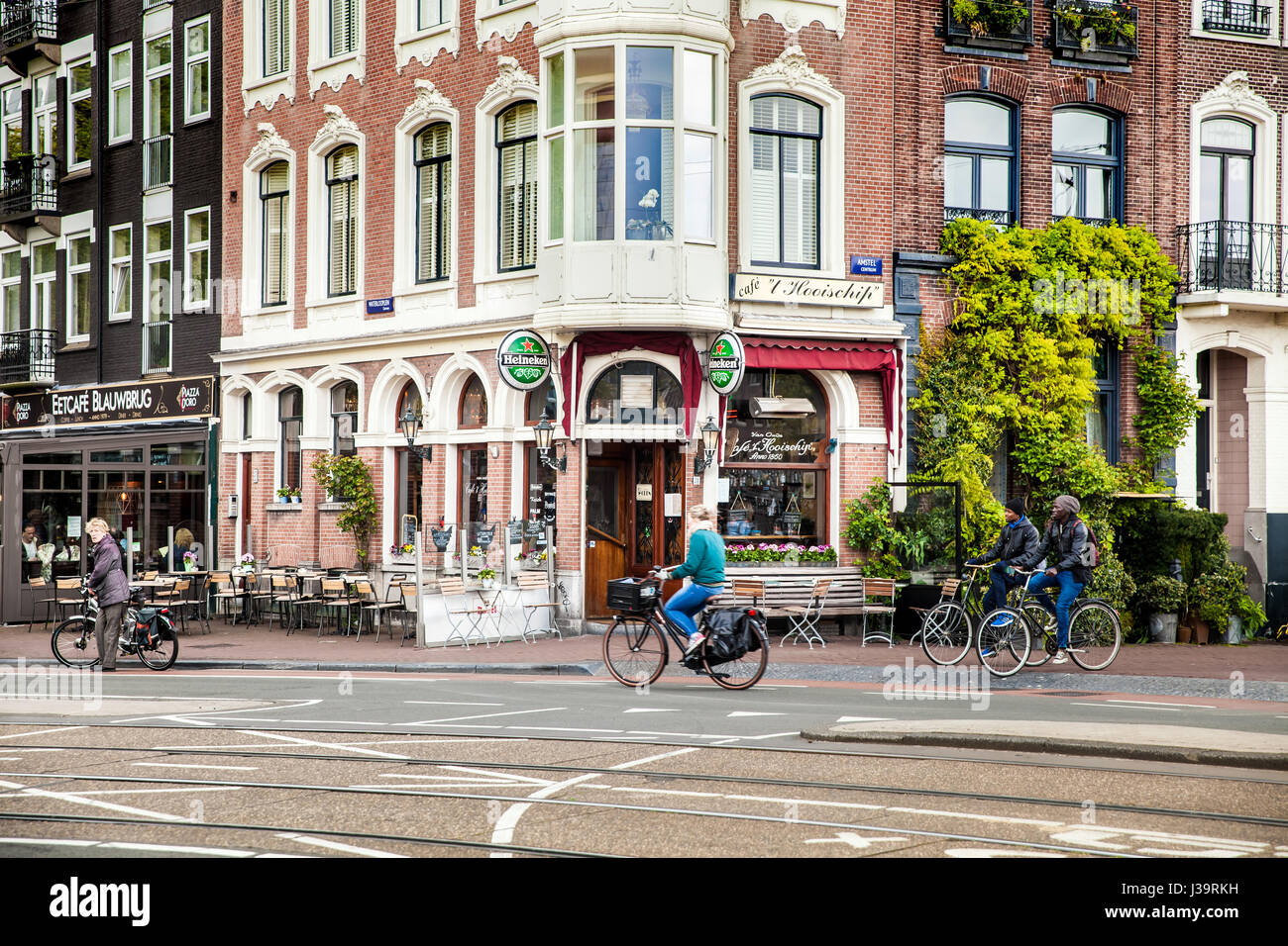 Einheimischen auf die Fahrräder in der Stadt Amsterdam, Niederlande Stockfoto