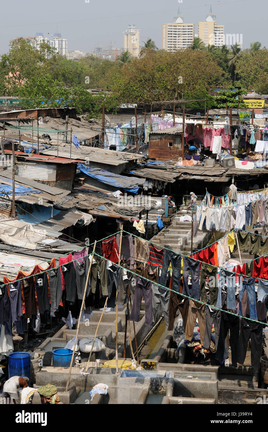 MUMBAI, Indien - 25 März: Menschen am Dhobi Ghat, der weltweit größten Outdoor-Wäsche in Mumbai Mumbai, 25. März 2010 Stockfoto