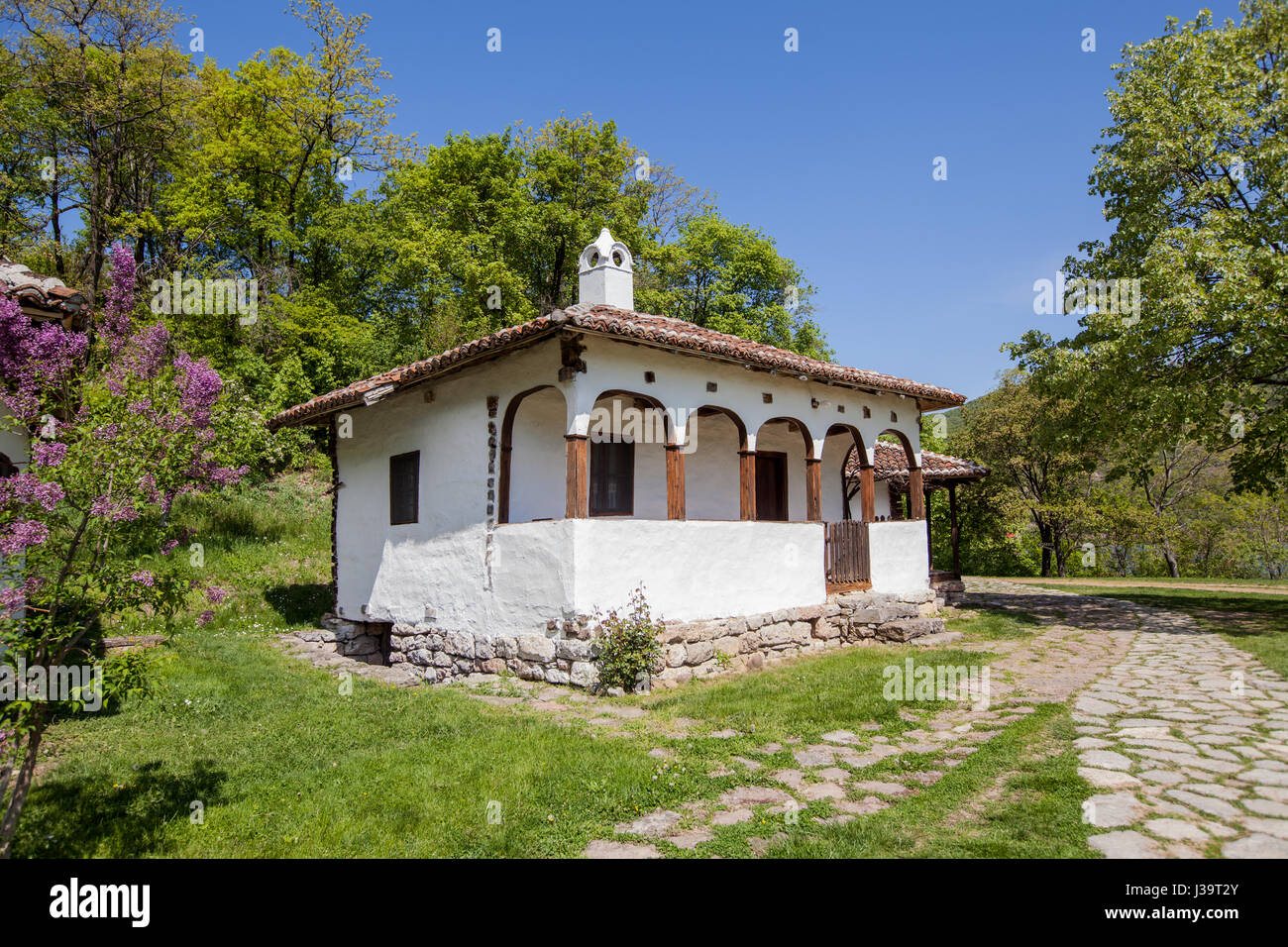 Traditionelles Haus im Dorf in Ostserbien, eine Kombination aus Holz und Stein, in der Nähe von Donji Milanovac. Stockfoto