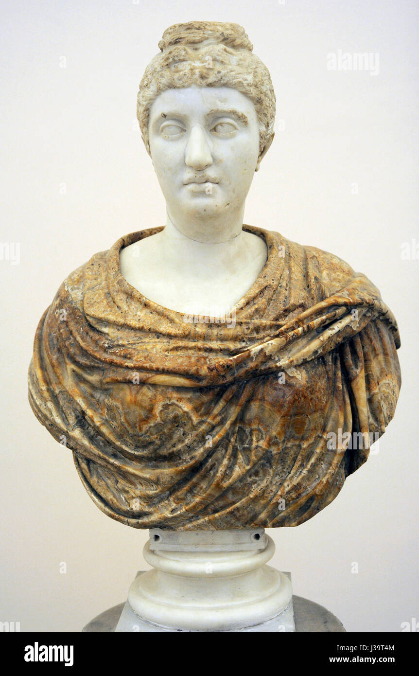 Faustina die ältere (98-141 n. Chr.). Römische Kaiserin, Gattin des Antoninus Pius. Die älteren Faustina inmitten einer modernen Alabaster Büste. AD. 138-141. Archäologischen Nationalmuseum. Neapel. Italien. Stockfoto