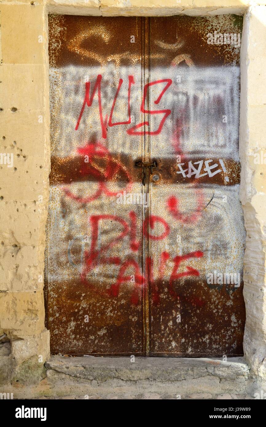 Graffiti auf einer alten Tür in der antiken Stadt Matera-Basilikata-Italien Stockfoto