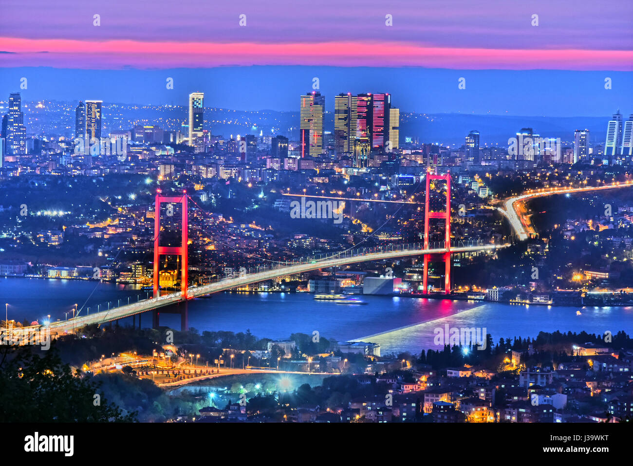 Panoramablick auf Istanbul mit der Bosporus-Brücke über den Bosporus. Stockfoto