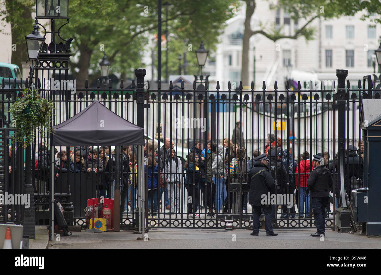 Front-Tore der Downing Street, Westminster, London, in Downing Street aus gesehen. Stockfoto