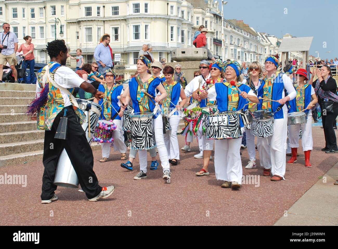 Samba-Band Dende Nation Parade entlang der Strandpromenade des jährlichen St.Leonards Festivals am St.Leonards-on-Sea, England am 12. Juli 2014. Stockfoto