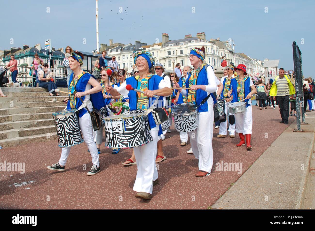 Samba-Band Dende Nation Parade entlang der Strandpromenade des jährlichen St.Leonards Festivals am St.Leonards-on-Sea, England am 12. Juli 2014. Stockfoto