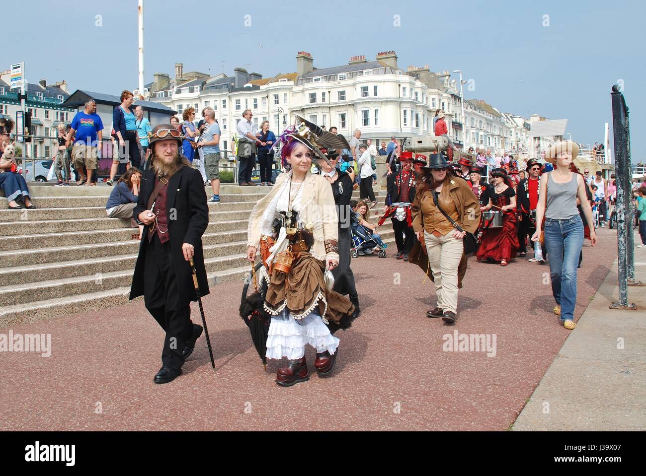 Abschnitt 5 Trommler parade entlang der Strandpromenade während des jährlichen Festivals der St.Leonards bei St.Leonards-on-Sea, England am 12. Juli 2014. Stockfoto