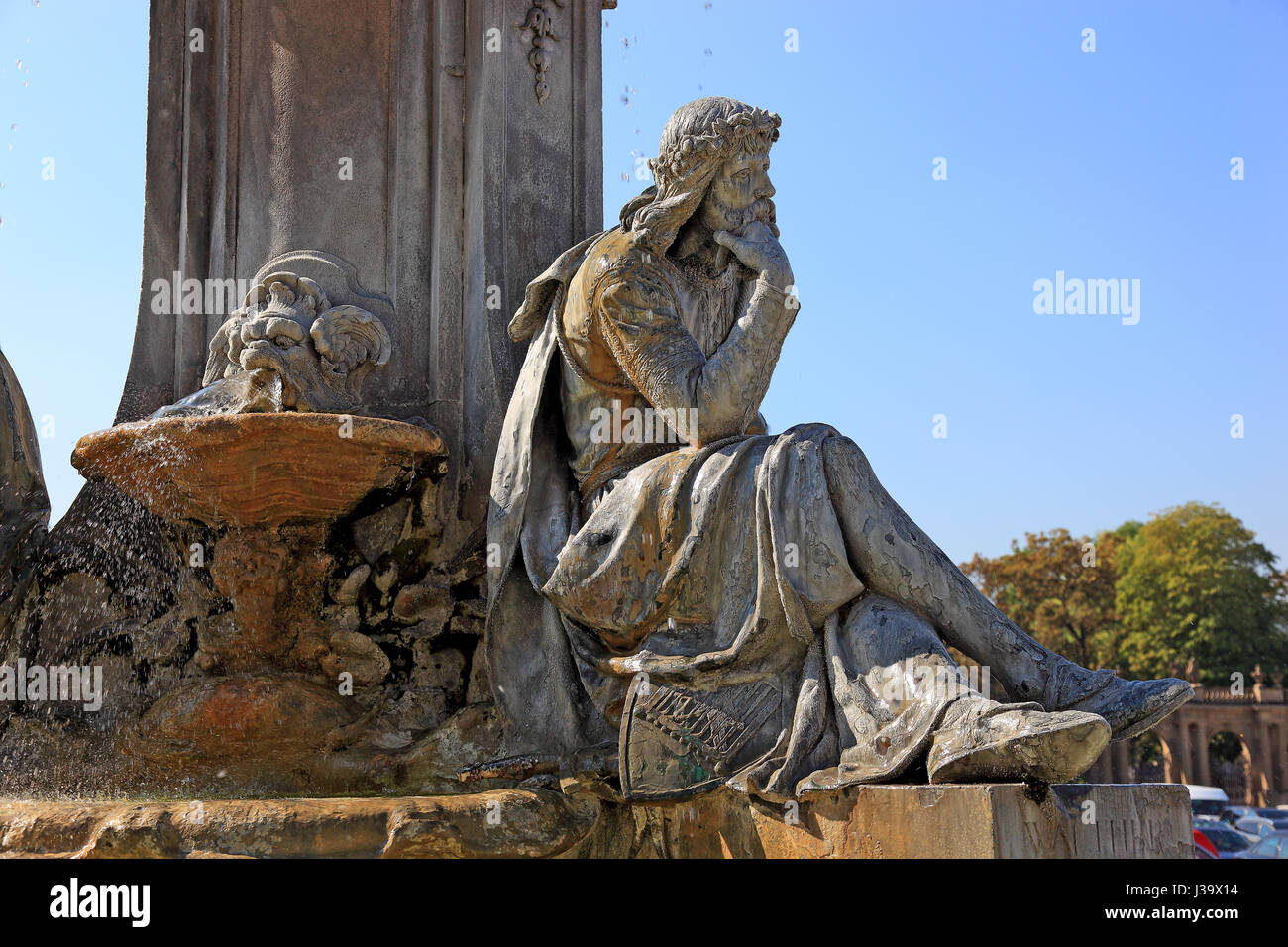 Deutschland, Unterfranken, in der Altstadt von Wuerzburg, Figur des Walther von der Vogelweide in Sinnender Pose am Frankoniabrunnen Vor der W?? rzbur Stockfoto
