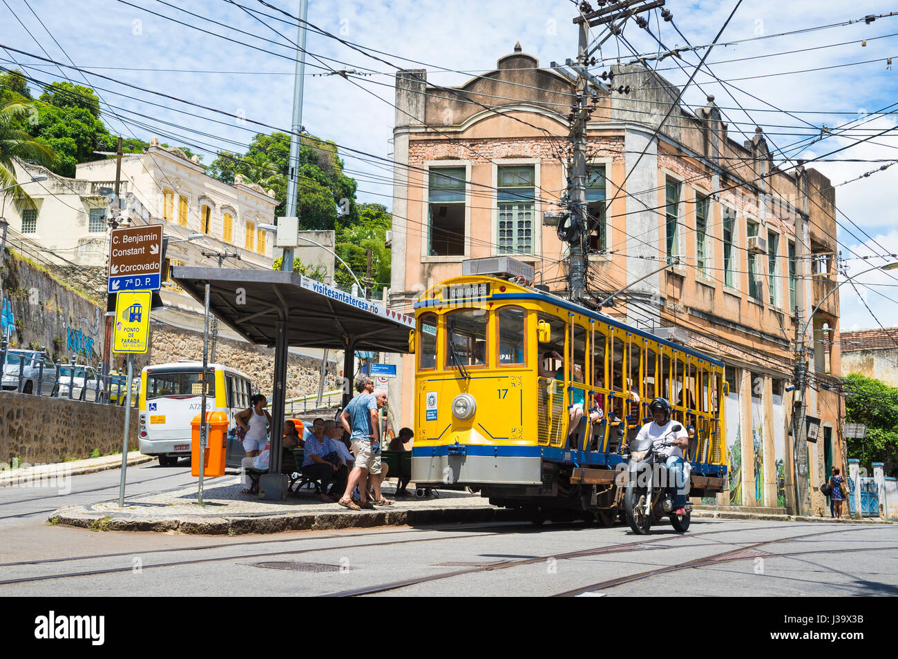 RIO DE JANEIRO - 31. Januar 2017: Eine helle gelbe Straße Auto, oder Bonde, Haltestellen für Passagiere im historischen touristischen Stadtteil Santa Teresa. Stockfoto