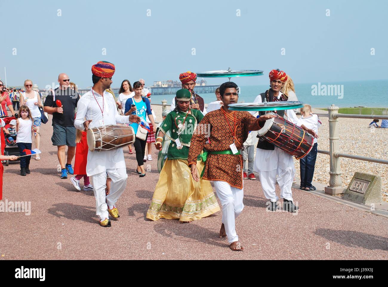 Musafir-Zigeuner von Rajasthan, indischen Musikgruppe parade entlang der Strandpromenade am St. Leonards Festival in St.Leonards-sur-mer am 12. Juli 2014. Stockfoto