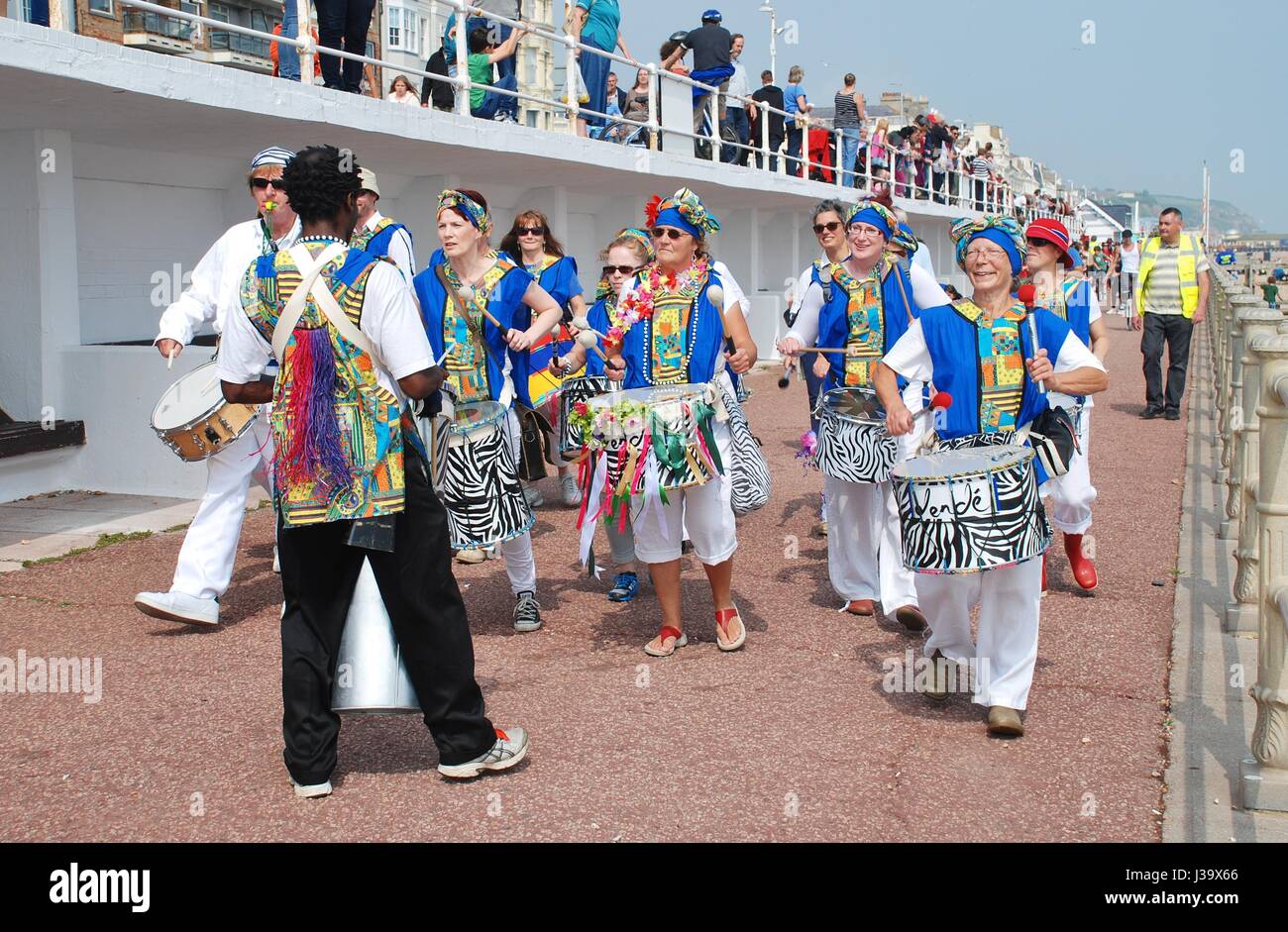 Samba-Band Dende Nation Parade entlang der Strandpromenade des jährlichen St.Leonards Festivals am St.Leonards-on-Sea, England am 12. Juli 2014. Stockfoto